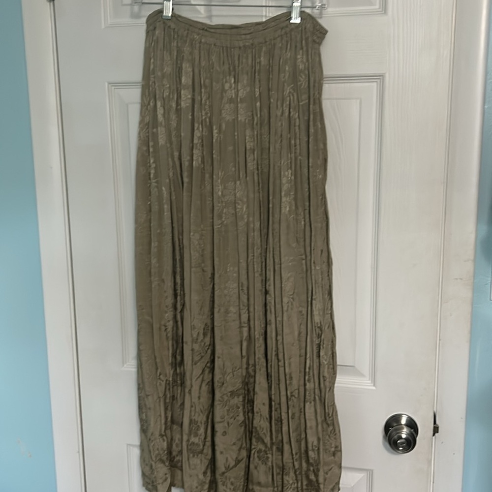 Sarah Arizona Beige Textured Skirt bought at 
Nordstrom’s
